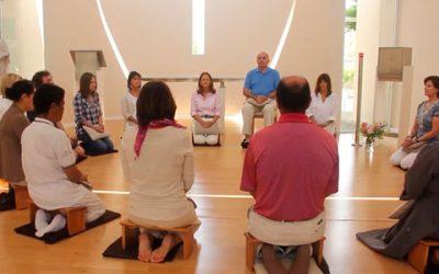 Cada día, nos reunimos en oración, a través de Zoom