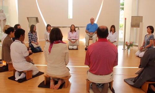 Cada día, nos reunimos en oración, a través de Zoom